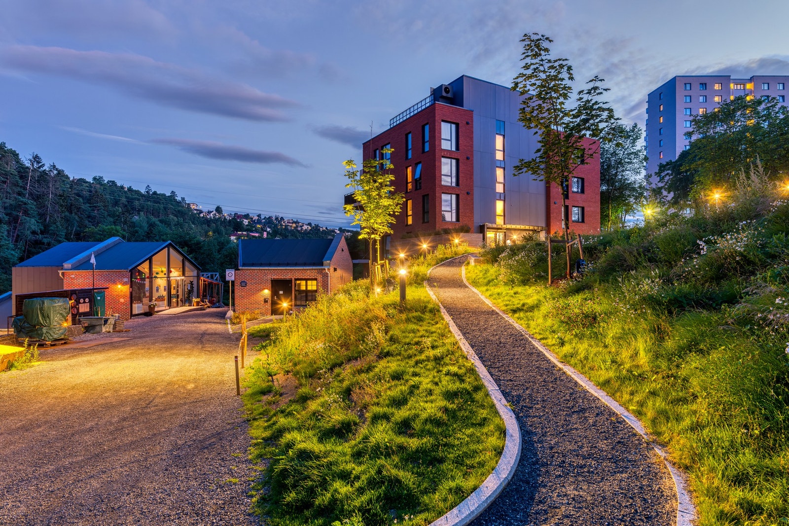 Frodig og hyggelig felles tomt. Galleribilde