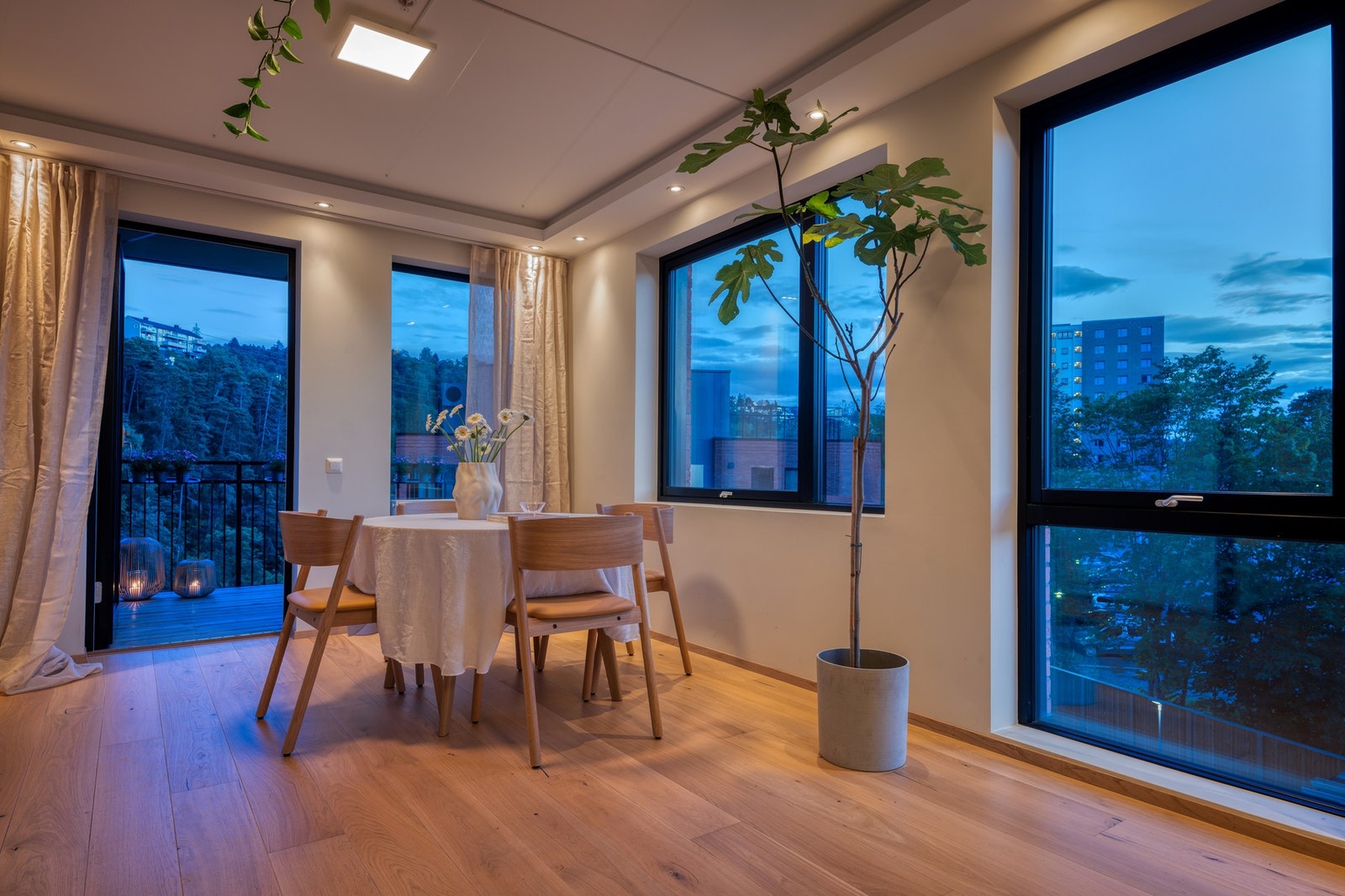 Rommet oppleves svært luftig med store vindusflater på tre sider og en fin planløsning. Galleribilde