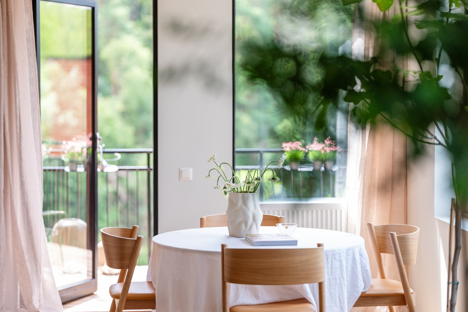 Den åpne kjøkkenløsningen gjør det enkelt å være sosial samtidig som du lager mat. Galleribilde