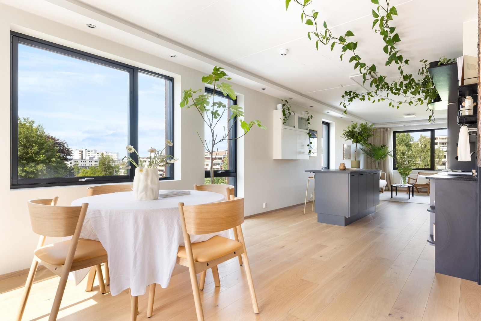 God plass til spisebordsgruppe. Galleribilde