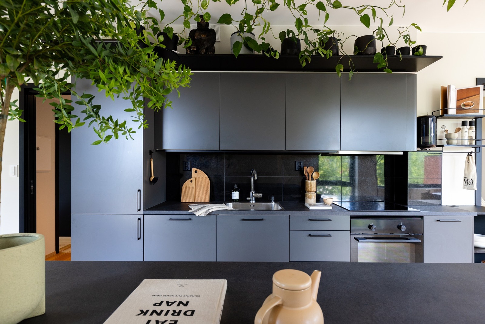 Sort innredningen med glatte fronter, laminat benkeplate og nedfelt oppvaskkum med ett-greps armatur. Galleribilde