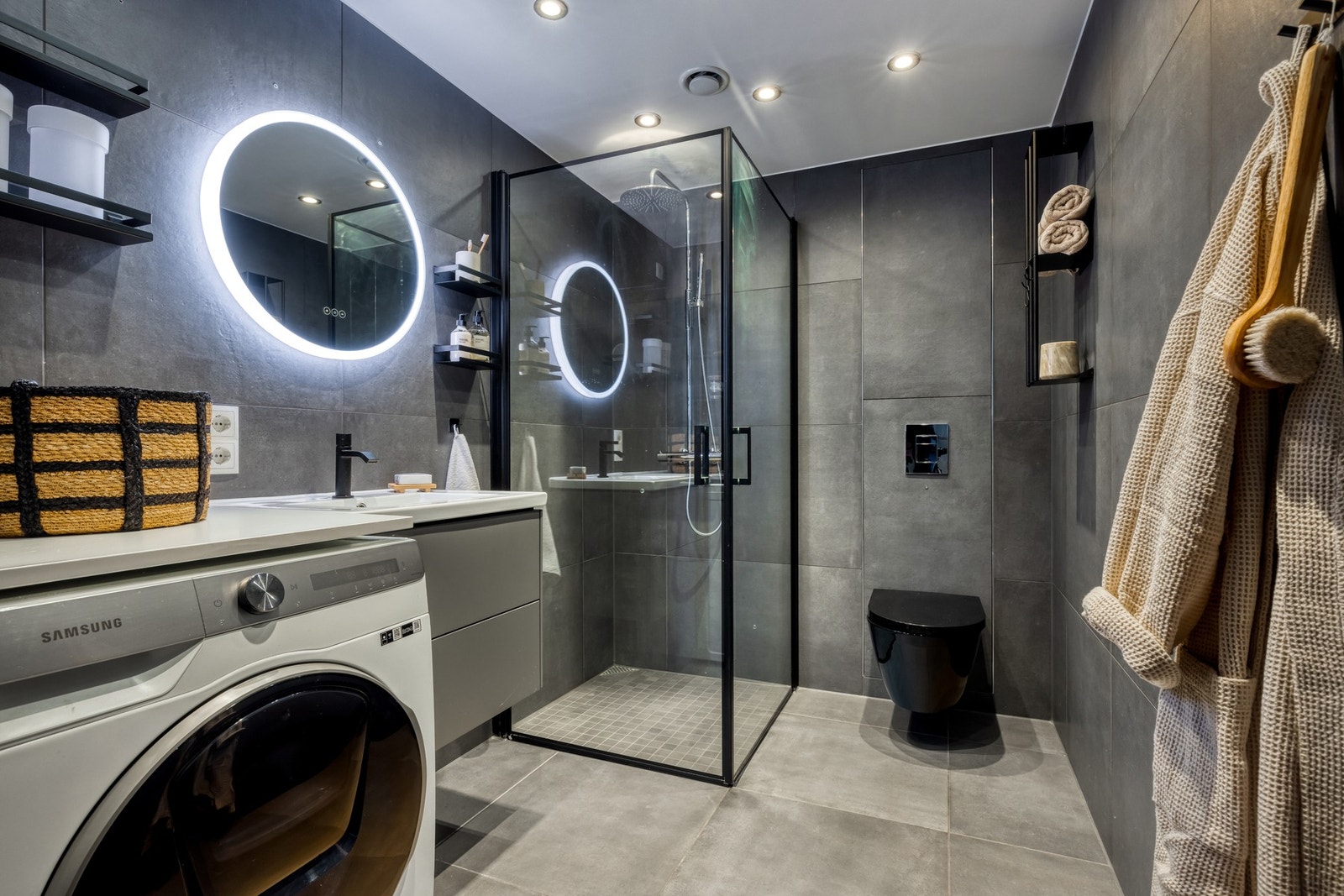 Boligen har et delikat, flislagt baderom med varme i gulv og downlights i himling. Det er opplegg for vaskemaskin. Galleribilde