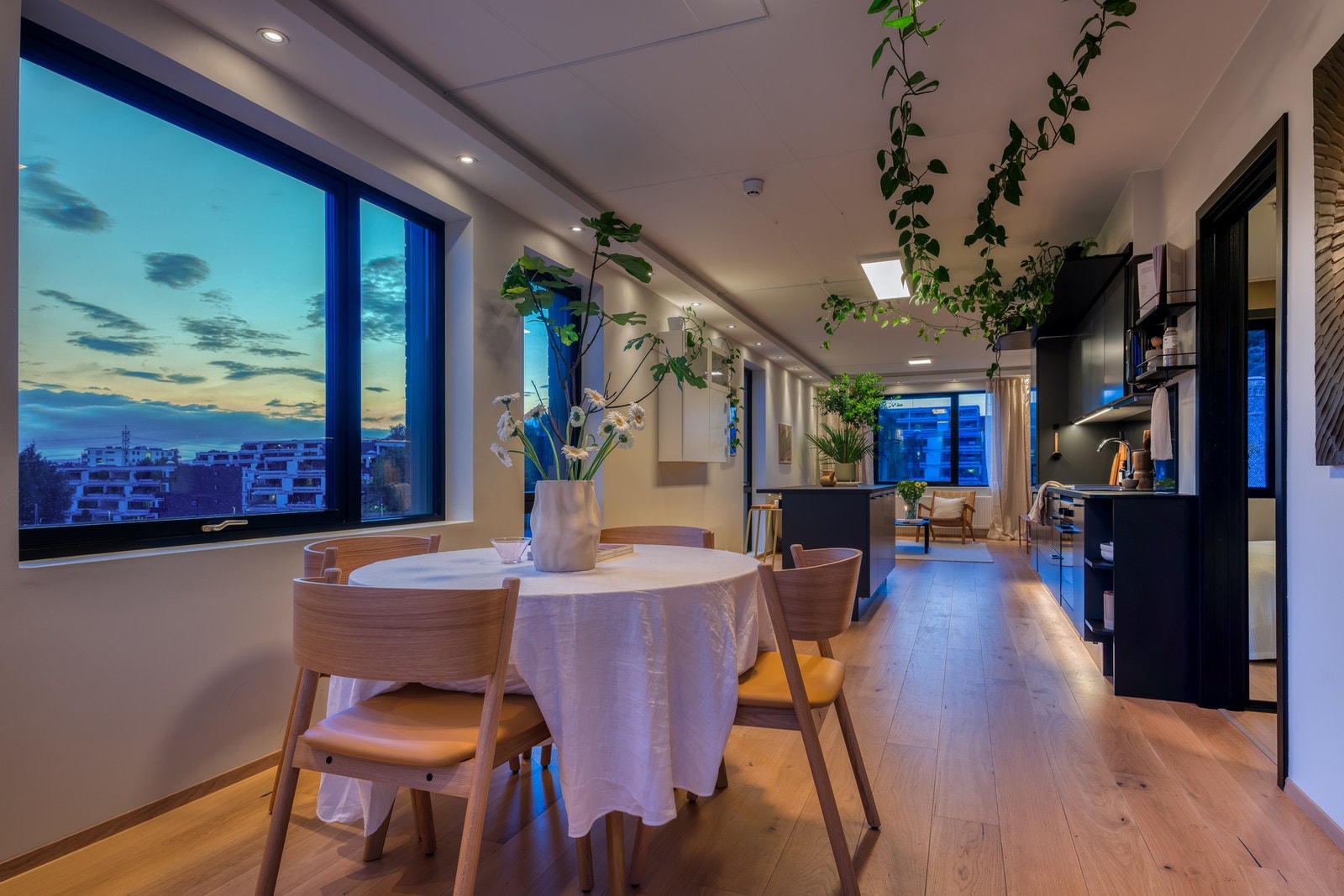 Det er montert smart, motordrevet solskjerming på 6 vinduer mot solen. Galleribilde