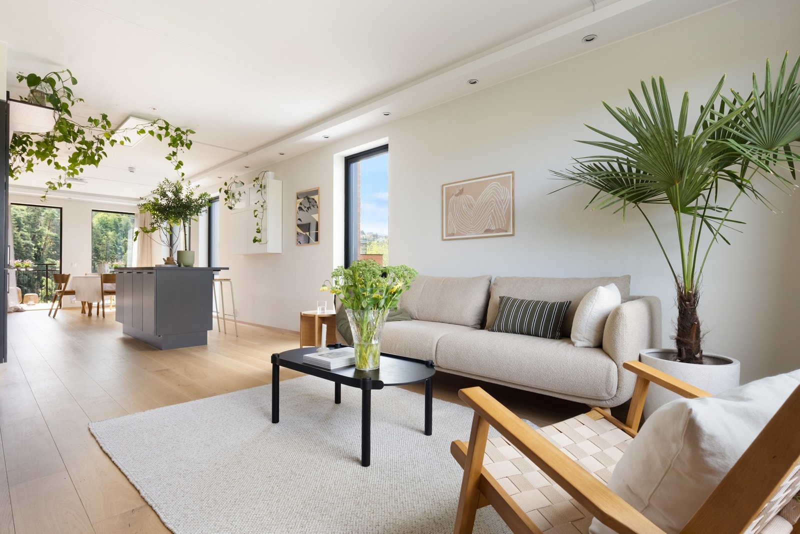 Dette er en strøken og tiltalende 4-roms endeleilighet beliggende i byggets 4. etasje med heisadkomst. Galleribilde