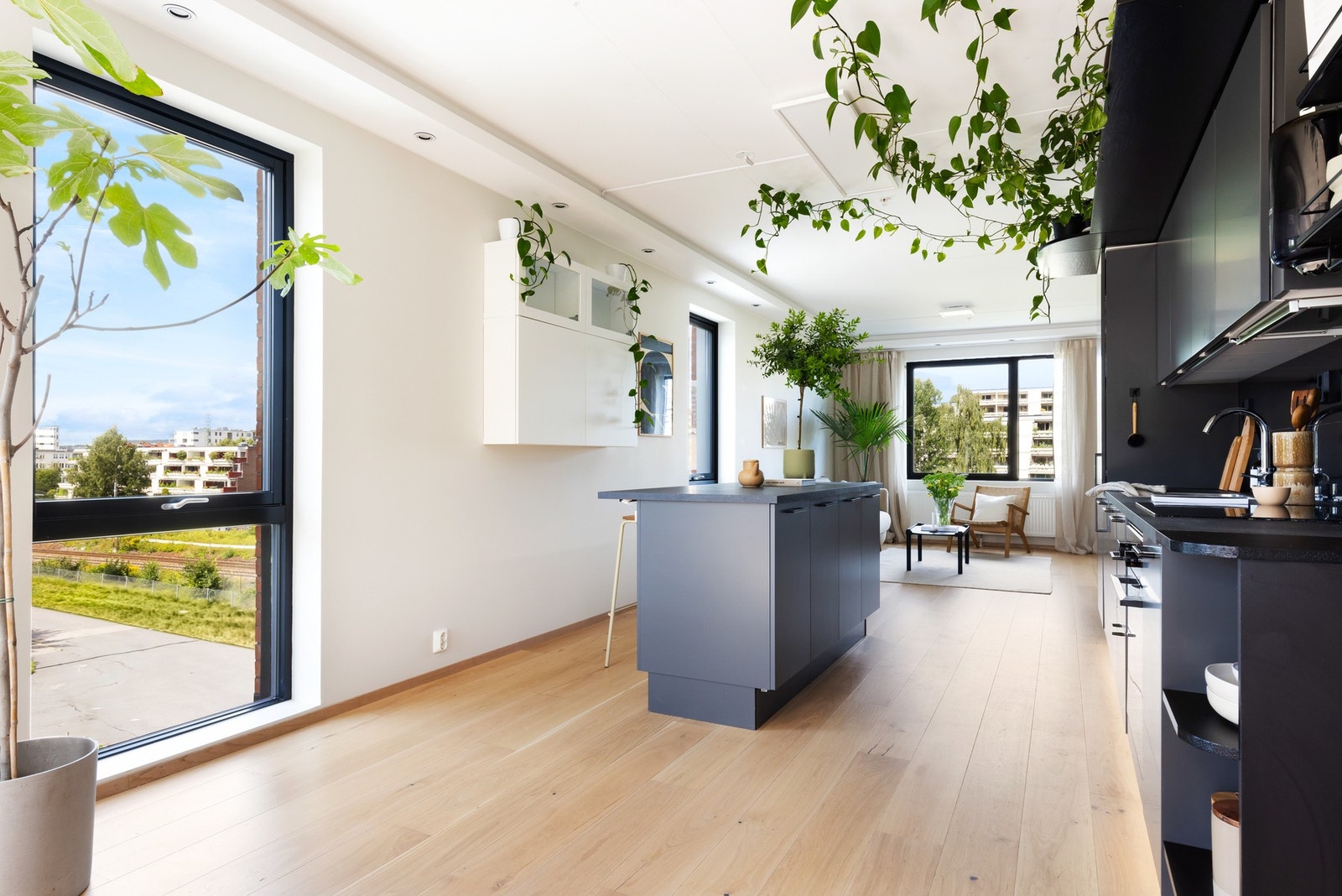 Praktisk kjøkkenøy gir ikke bare mer oppbevaring- og benkeplass, men blir også fort et naturlig samlingspunkt for besøket. Galleribilde