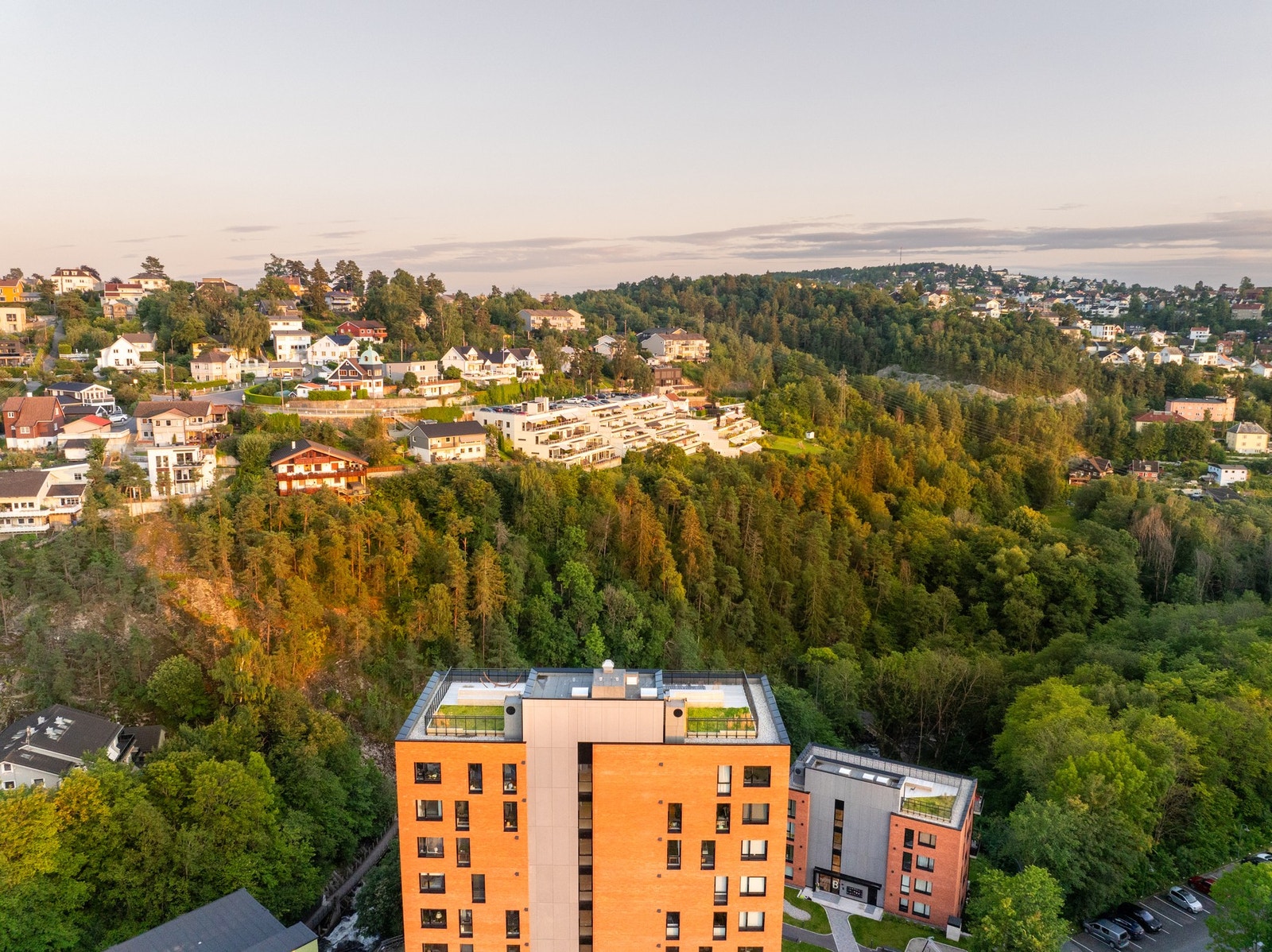 Her vil du bo flott og frodig til, med kort vei til sentrum og alt det tilbyr. Galleribilde