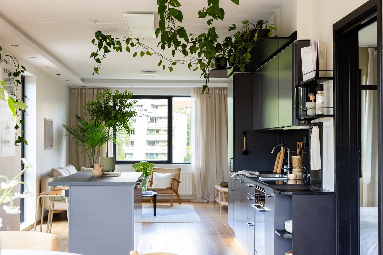 HTH-kjøkkenet er godt utnyttet med mye oppbevaring- og benkeplass. Galleribilde