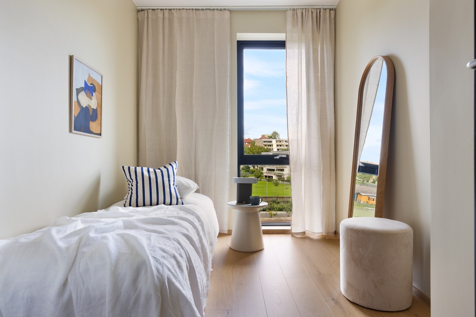 De to andre rommene er også av god størrelse og har plass til seng, kontorpult og oppbevaringsmøblement. Galleribilde