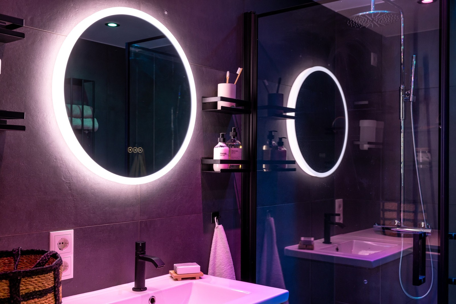 Videre er det dusjhjørne med regndusj og innfellbare glassdører som frigjør plass på gulvet. Galleribilde