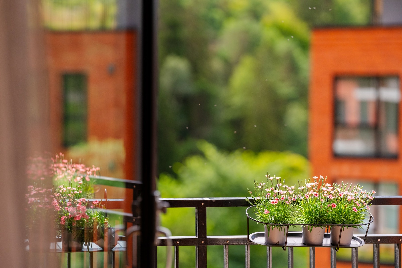 Fra spisestuen er det utgang til boligens balkong. Galleribilde