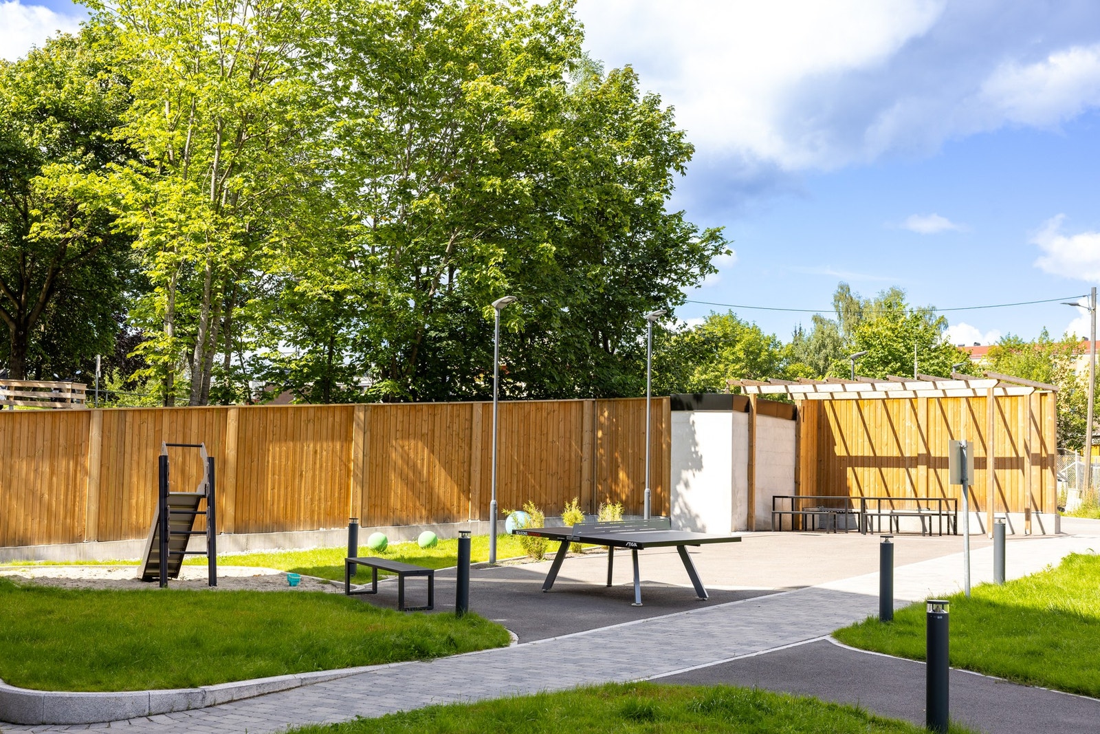 Fellesområder er pent opparbeidet med sittebenker, lekeplass og mer. Galleribilde