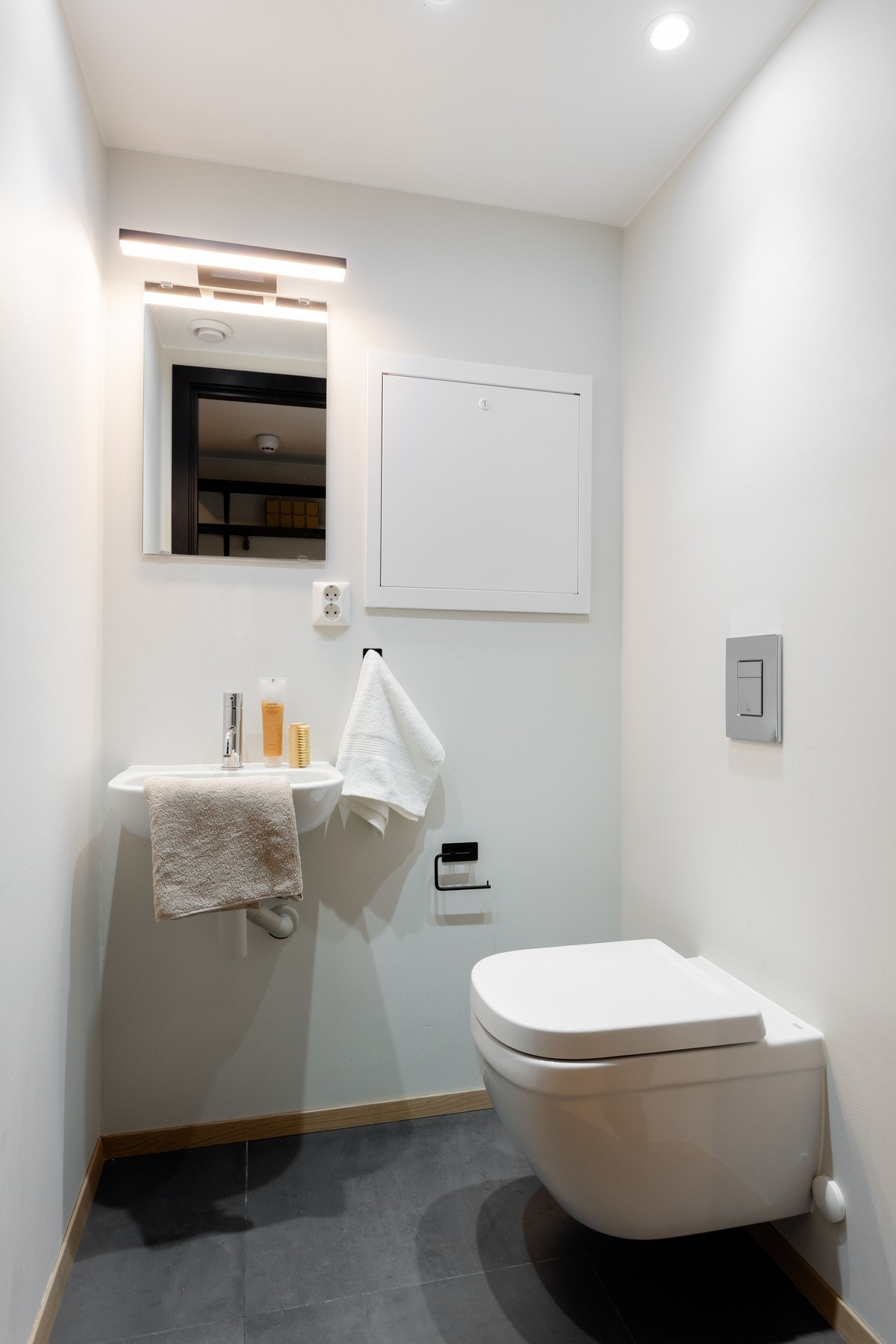 I tillegg til baderommet er det et praktisk separat toalettrom. Her får du servant, speil og vegghengt toalett. Galleribilde