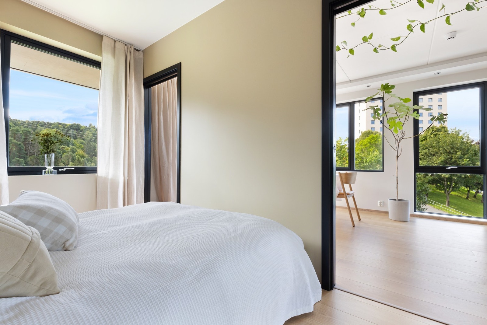 Leiligheten har i alt tre soverom med lyse fargevalg på vegger og parkett på gulv. Galleribilde