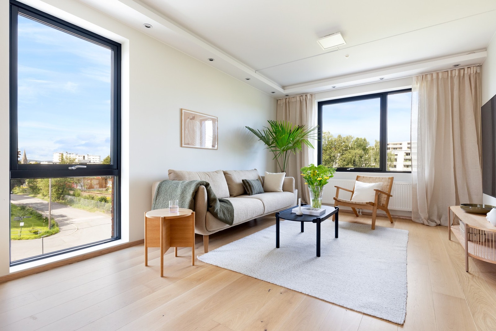 Rommet har naturlig sone for plassering av sofagruppe med tilhørende møblement. Galleribilde