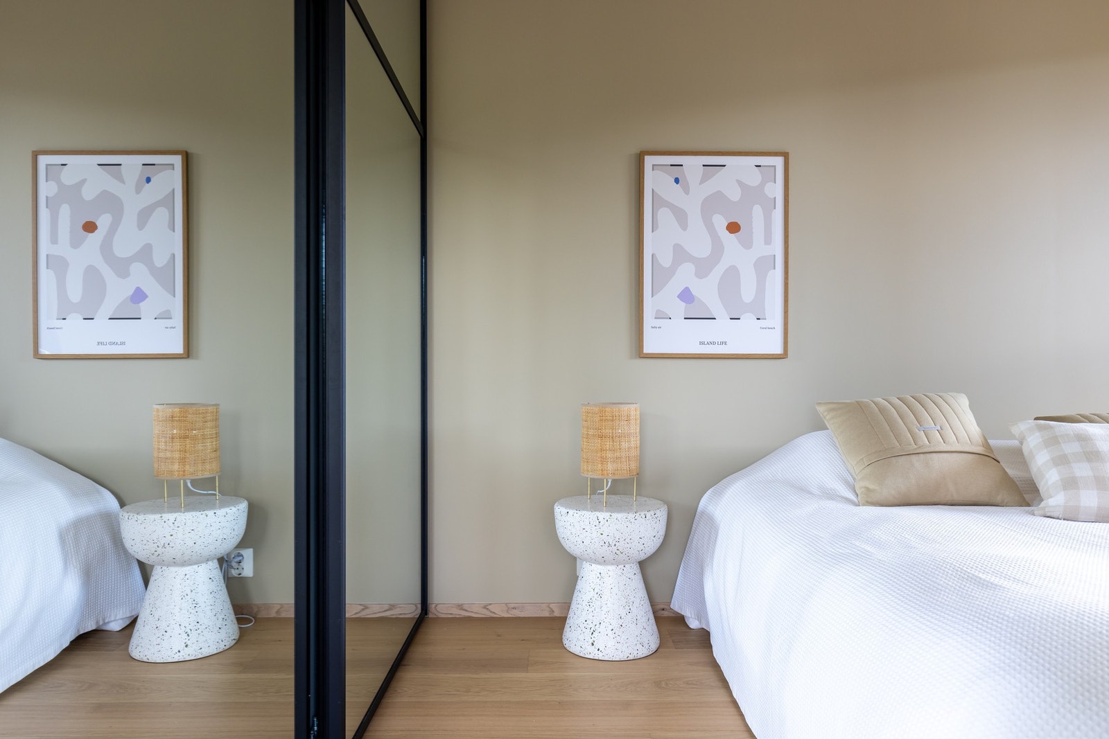 Stor skyvedørsgarderobe gir godt med oppbevaring. Galleribilde