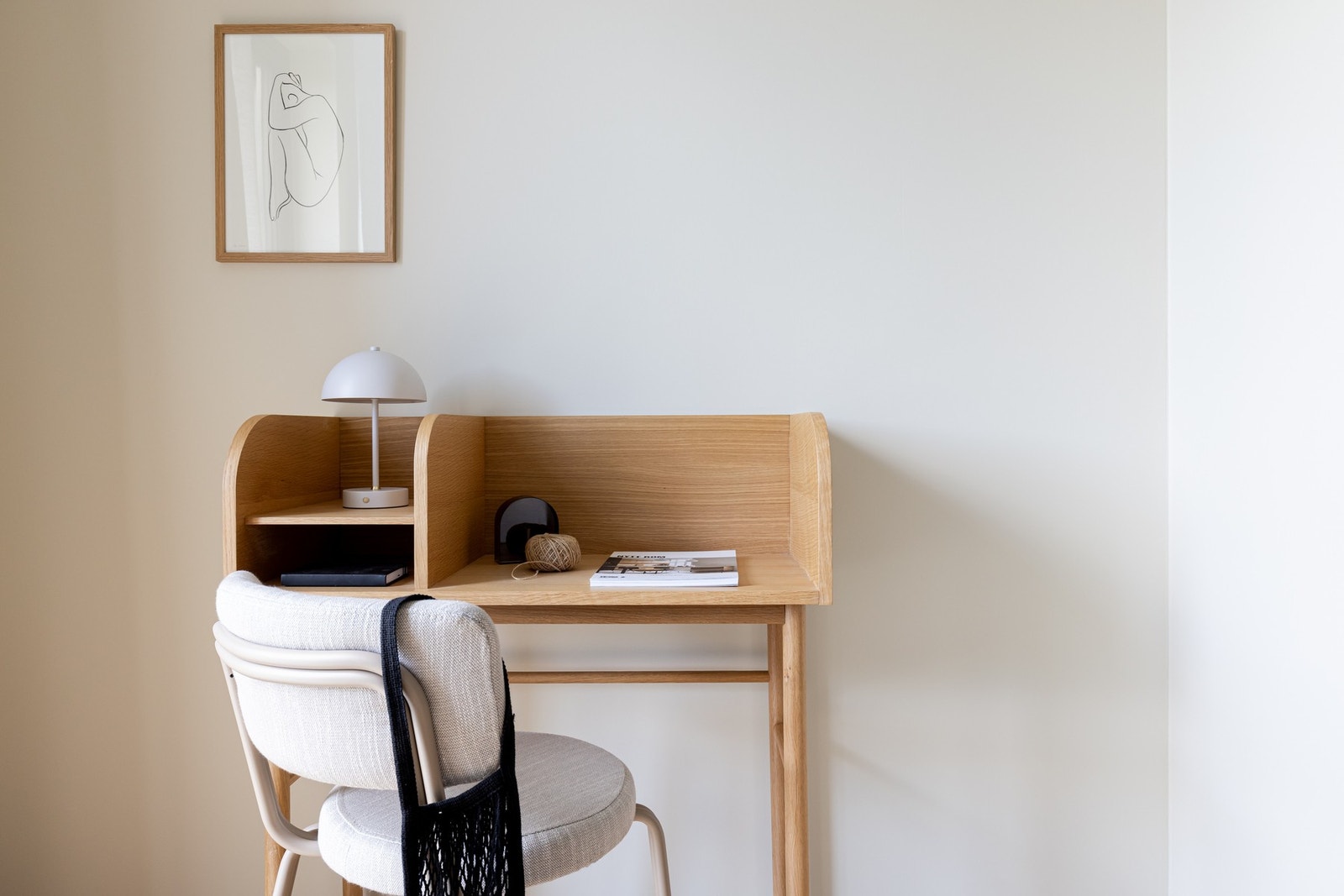 Har du hjemmekontor, er student eller har et skolebarn? Her er det plass til skrivepult for den som trenger det. Galleribilde