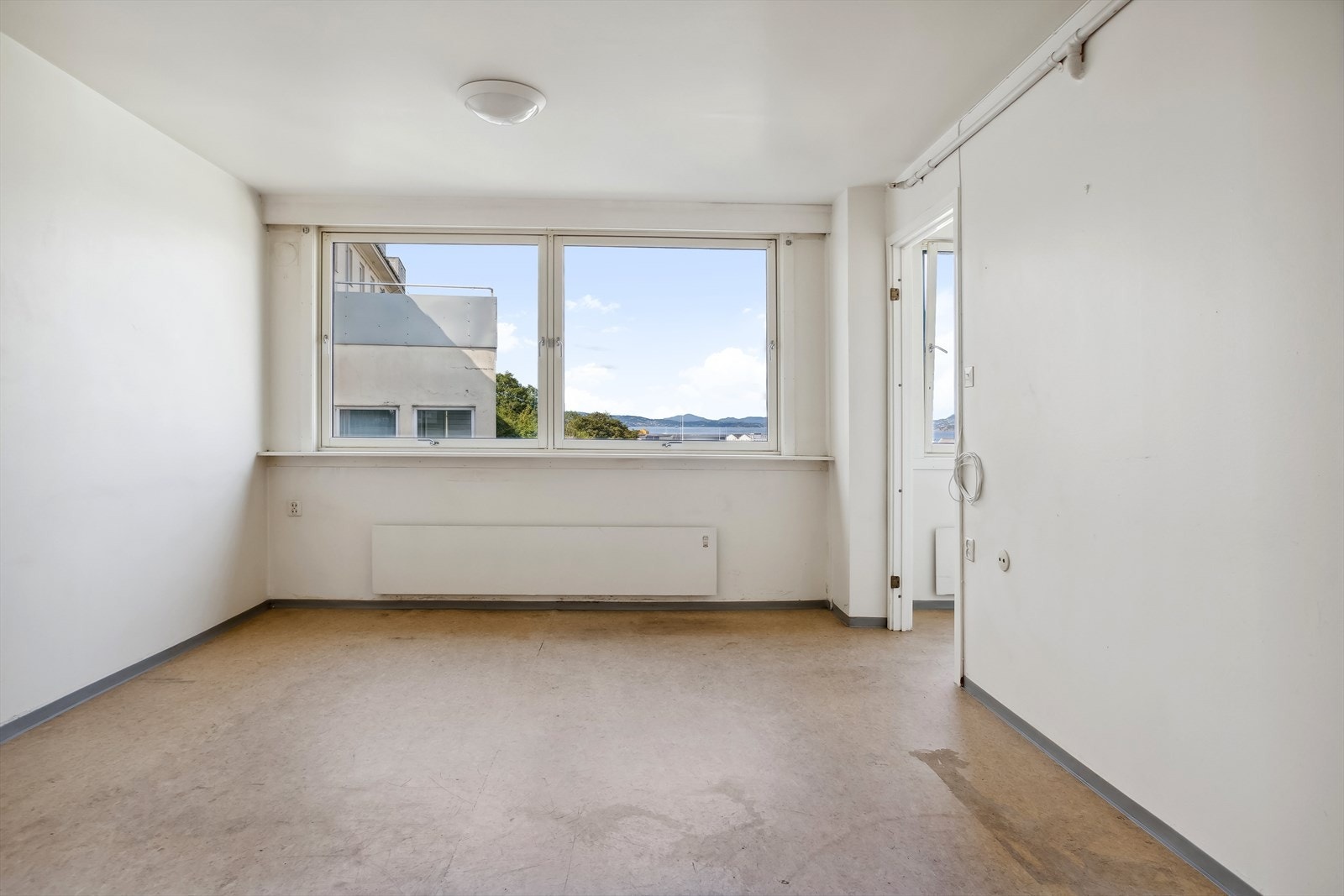 Stue med to vinduer Galleribilde