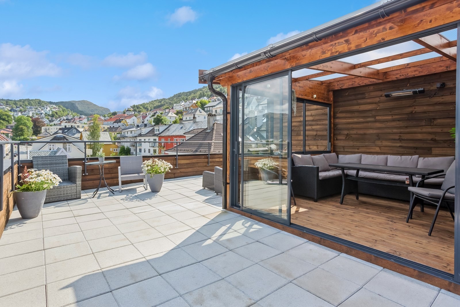 Innglasset hagestue på felles takterrasse Galleribilde