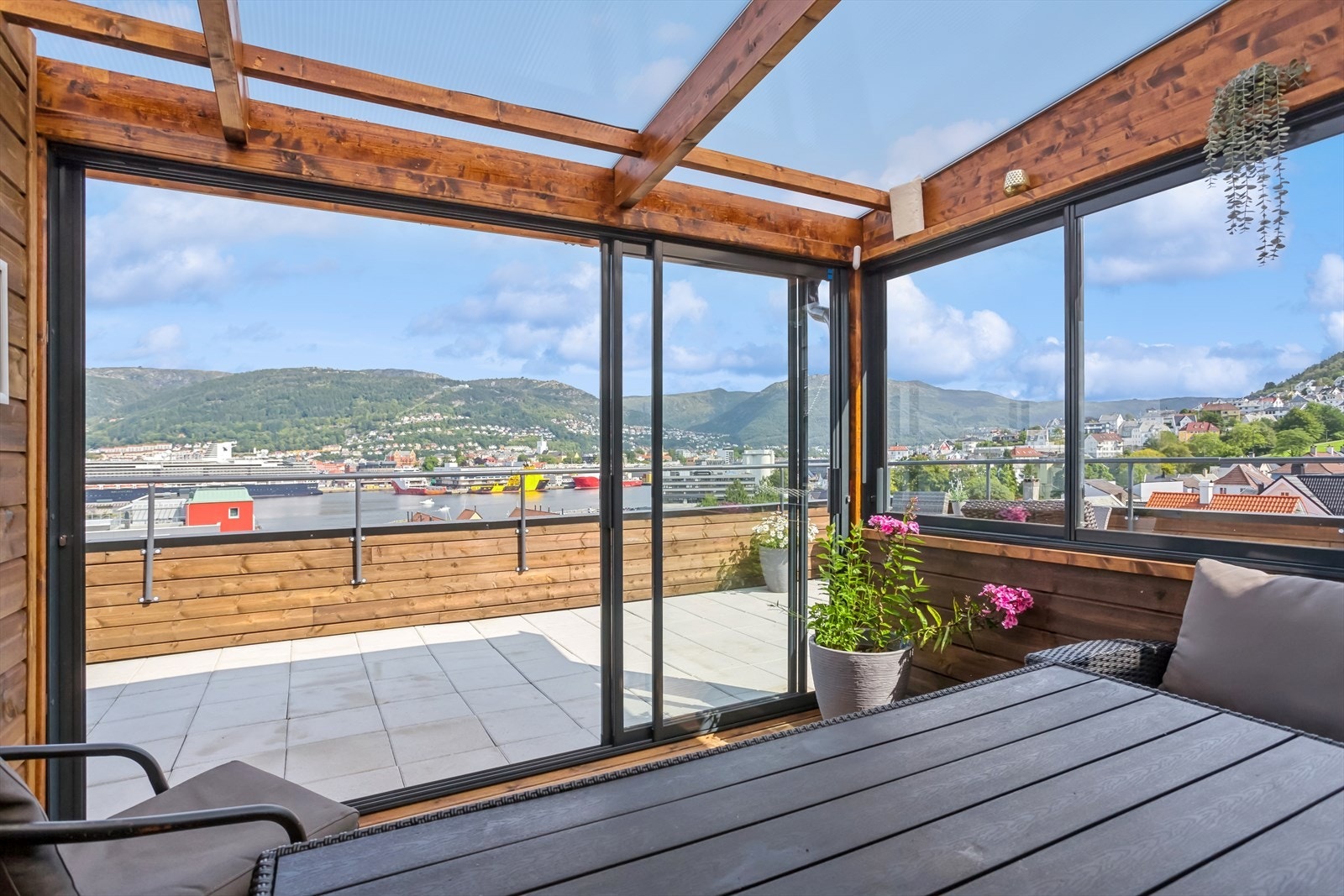 Innglasset hagestue på felles takterrasse Galleribilde