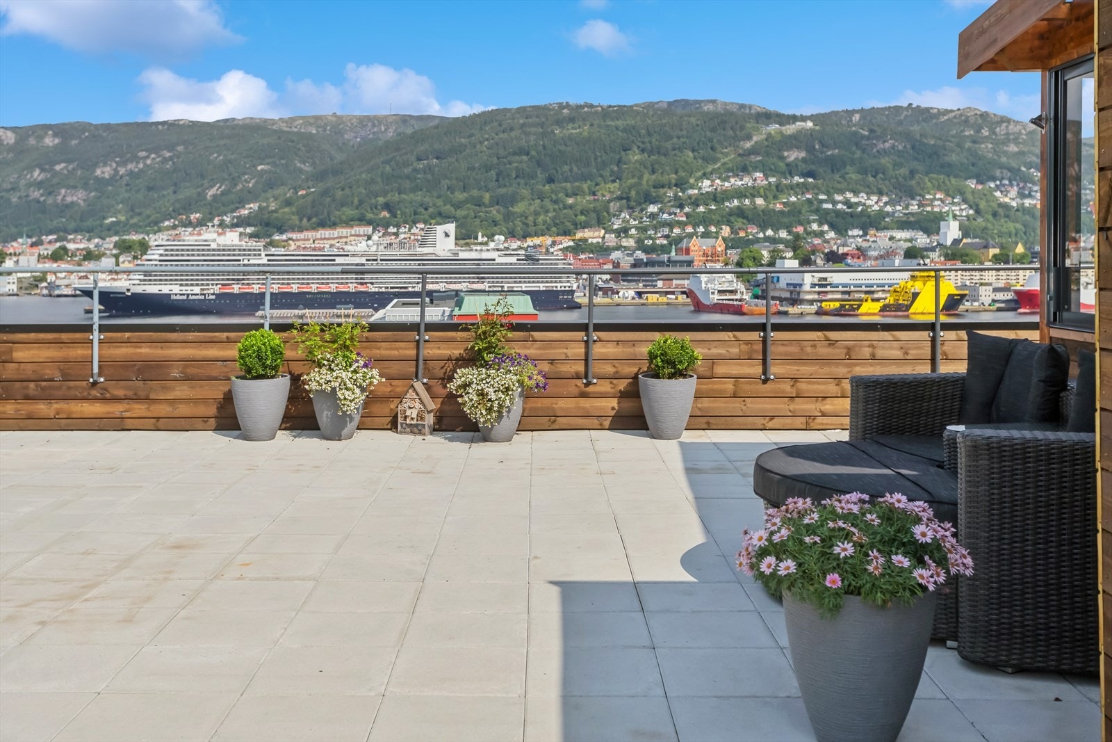 Solrik felles takterrasse med meget flott utsikt og flere sittegrupper Galleribilde