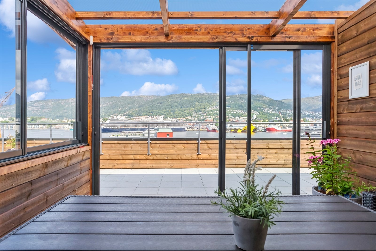 Innglasset hagestue på felles takterrasse og med utsikt Galleribilde