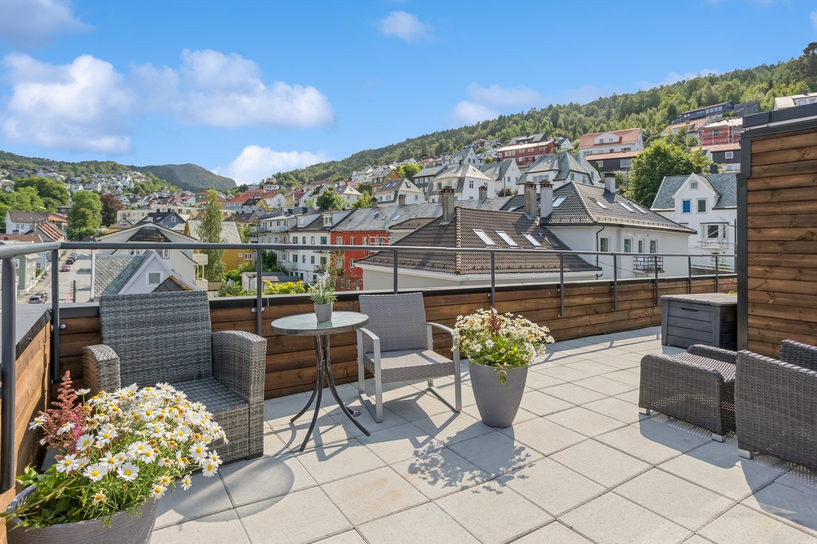 Solrik felles takterrasse med meget flott utsikt og flere sittegrupper Galleribilde