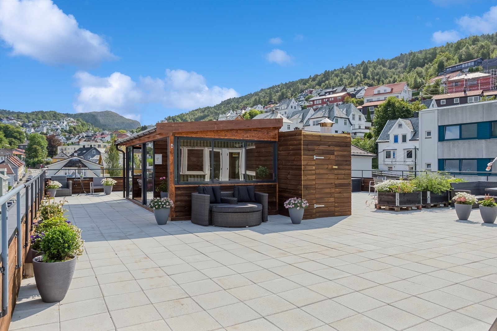 Solrik felles takterrasse med meget flott utsikt og flere sittegrupper Galleribilde