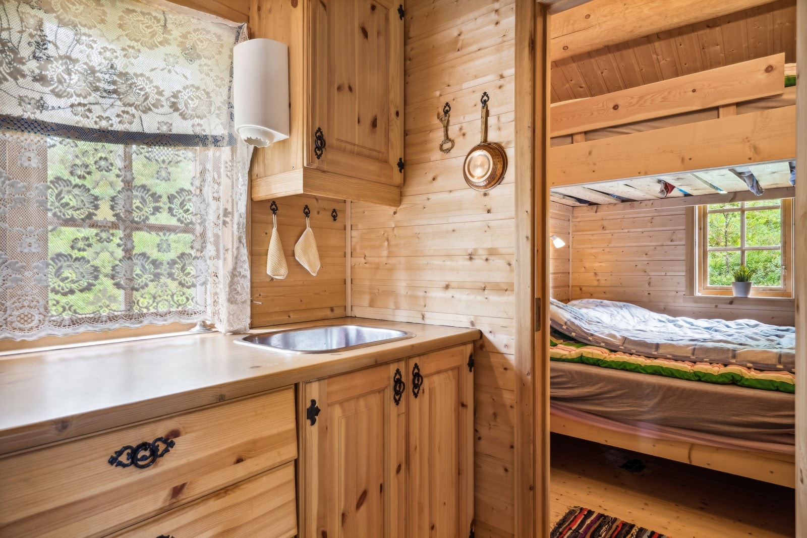 Innredningen er inspirert av en typisk hyttestil, og går i et med resten av hytten. Galleribilde