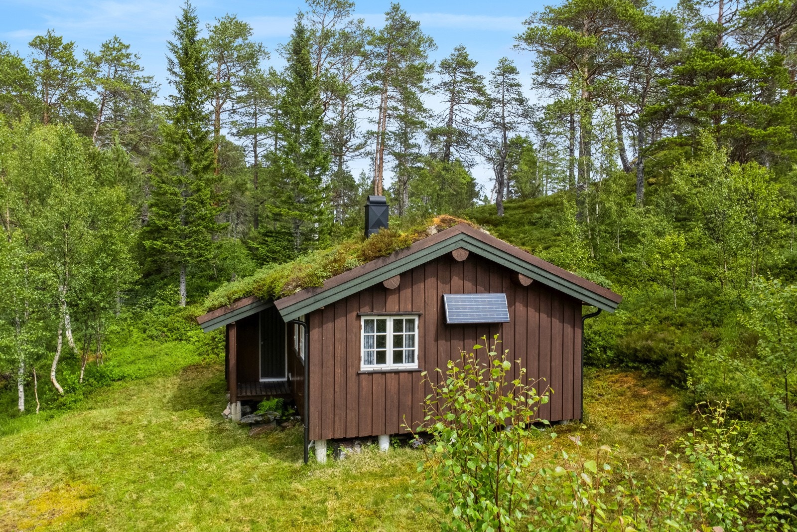 Dette er en old-school hytte uten vann og strøm, men solcellepanel og utedo. Galleribilde