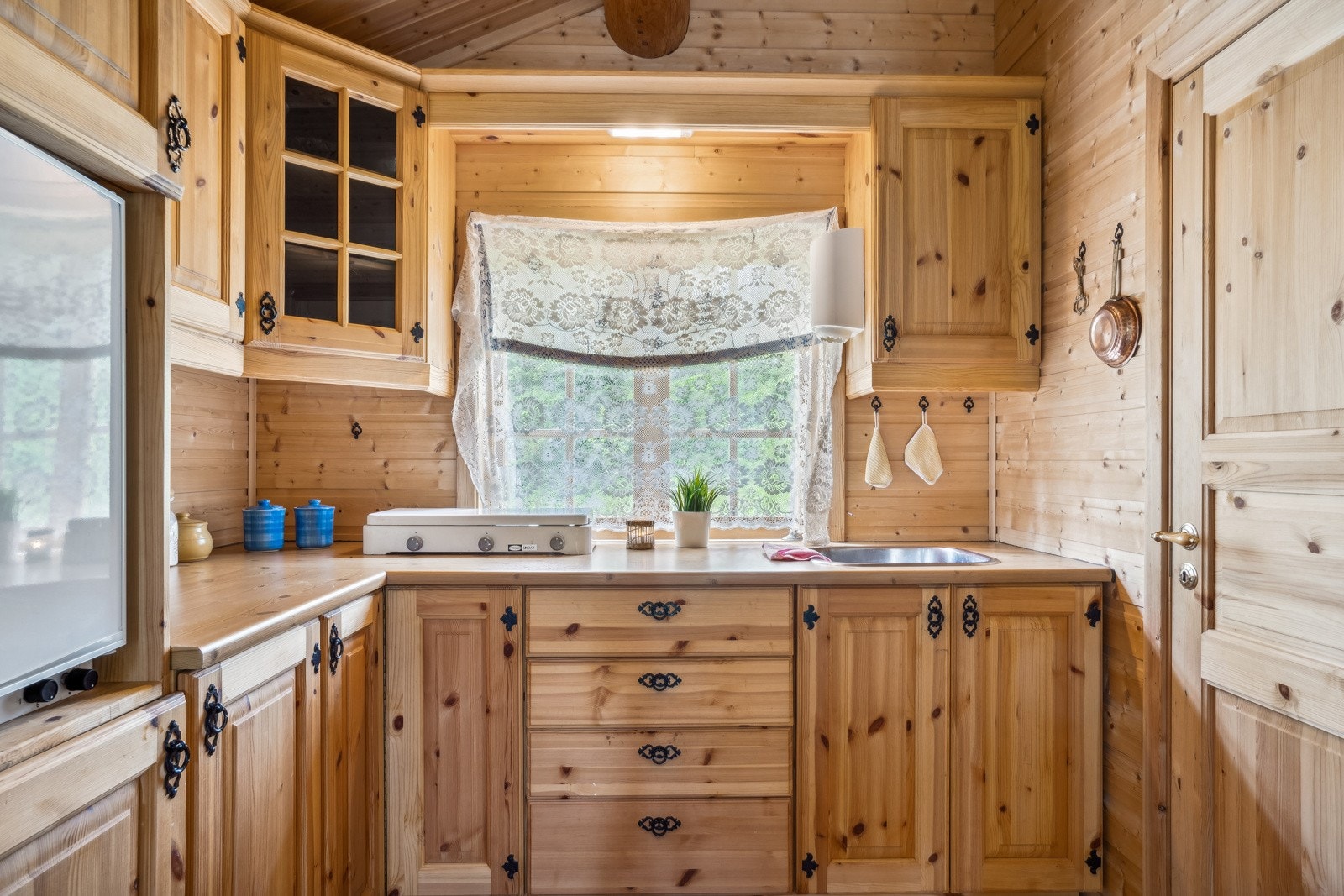 Kjøkkenet er fra byggeår, men er godt vedlikeholdt. TG1 fra takstmann. Galleribilde