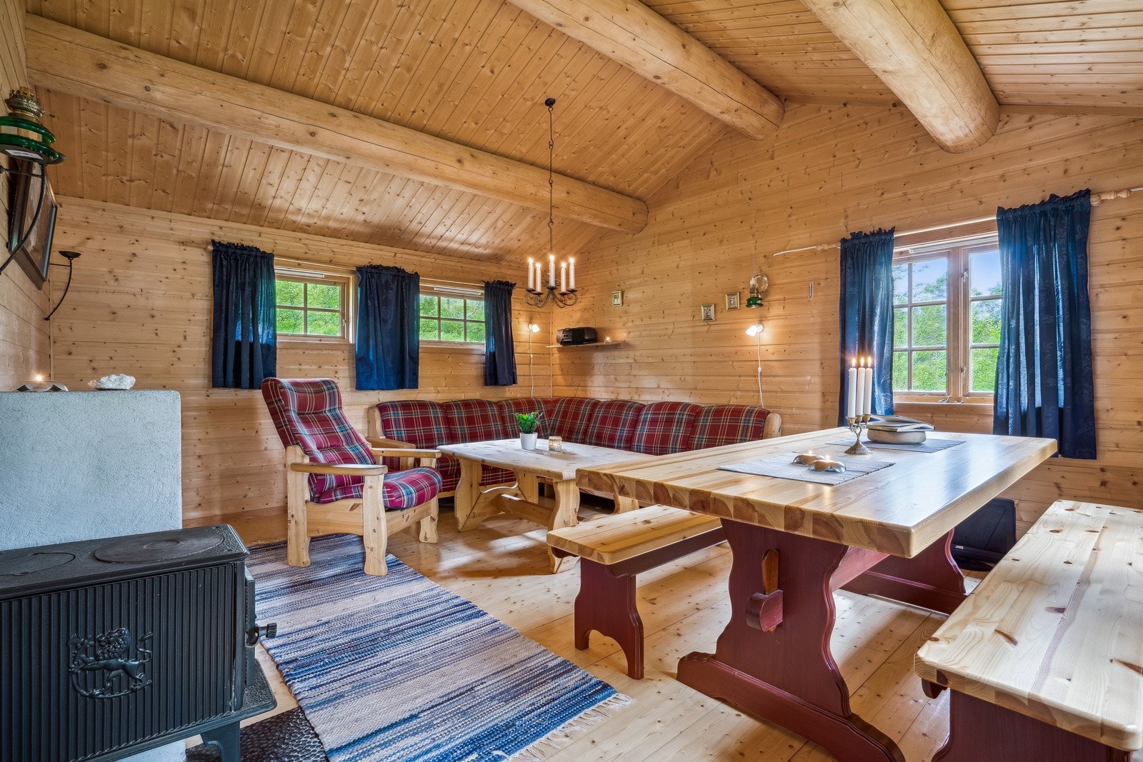 Videre fra kjøkken kommer man inn til stua, hyttas største rom. Galleribilde