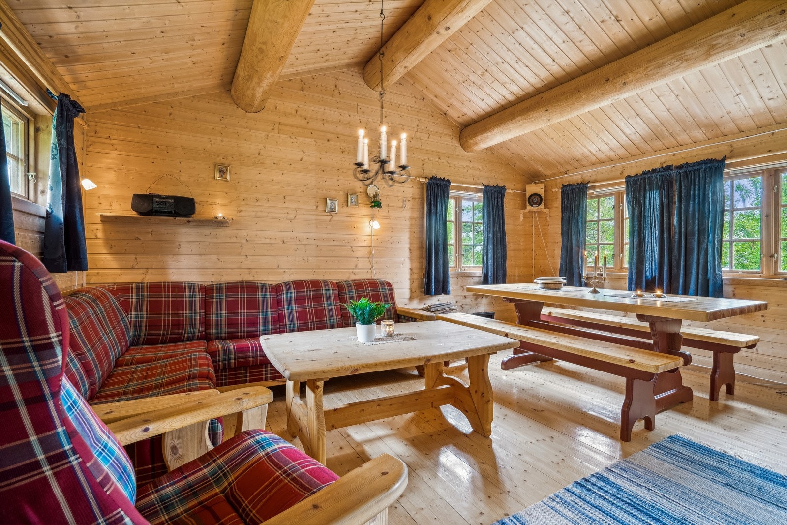 Heltre gulv og takbjelker. Galleribilde