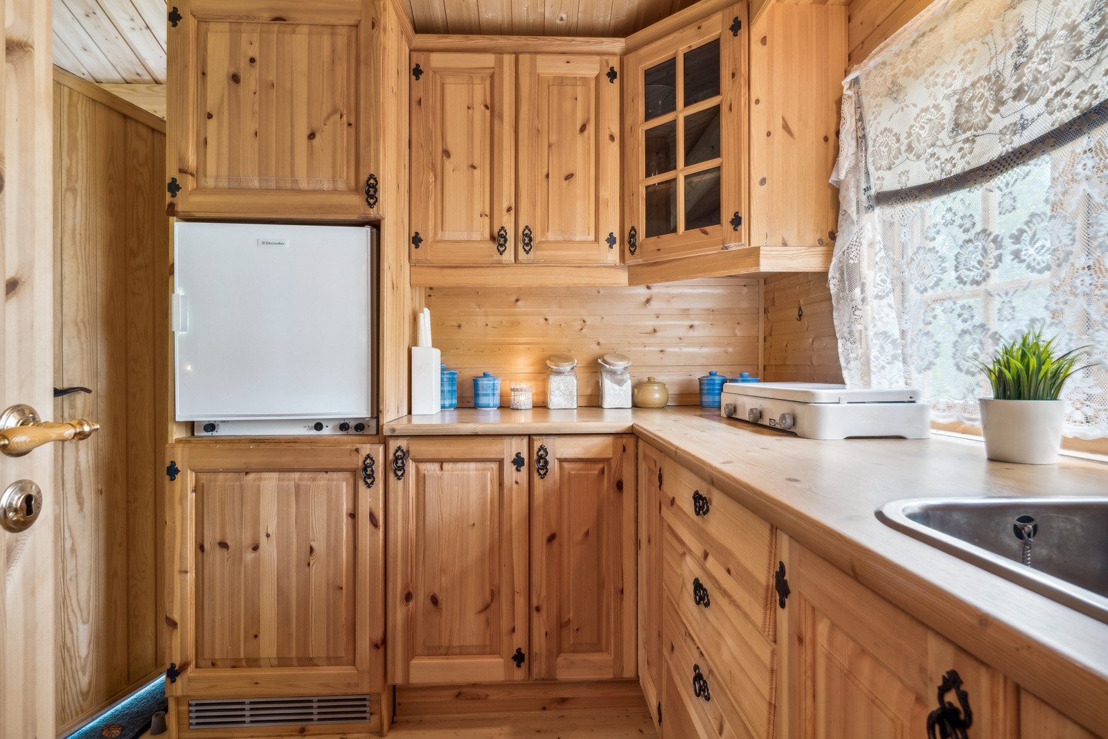 Man ankommer hytta med direkte inngang til kjøkkenet. Galleribilde