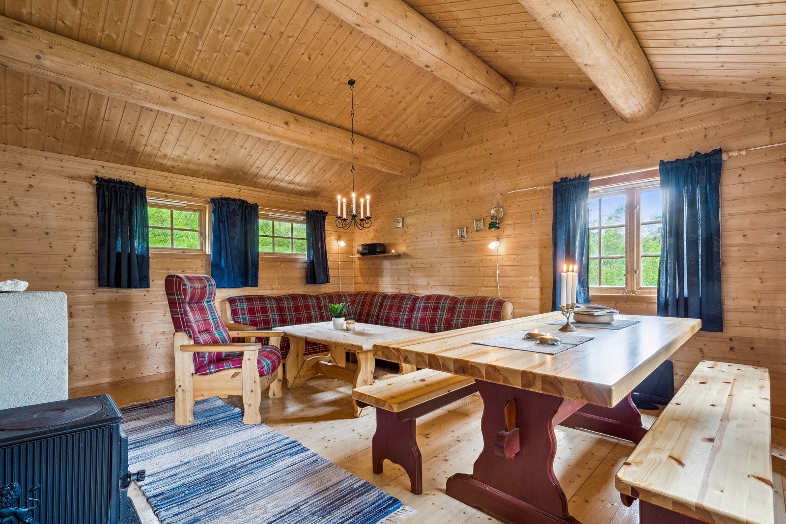 Det er rikelig med lysinnslipp fra alle vegger i rommet. Galleribilde