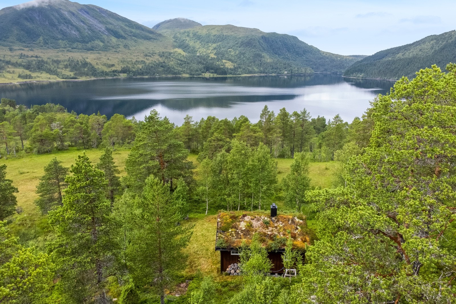 Englivatnet man ser i bakgrunnen er et fint utgangspunkt for lengre turer, som for eksempel topptur til Hjelmen, Saufjellet eller Hjelmkona. Galleribilde
