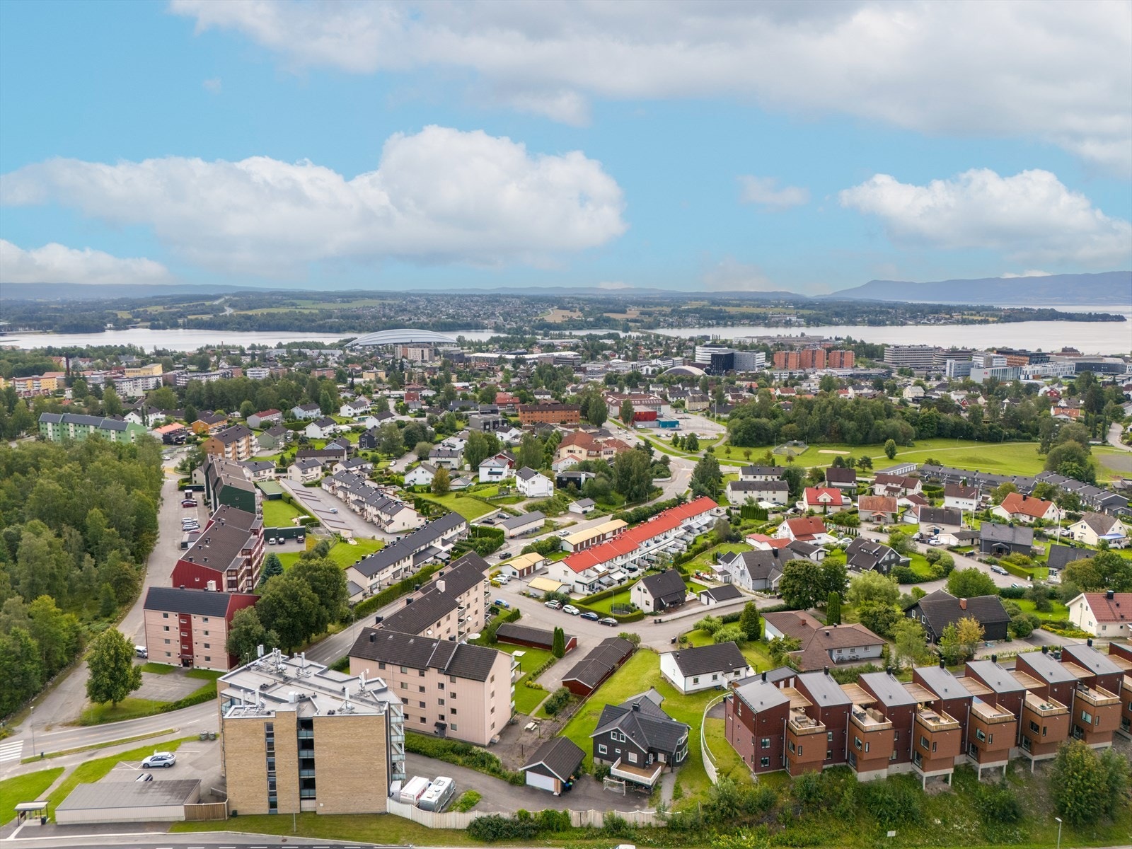 Boligen ligger på Børstad mot Solvang i et attraktivt område med gangavstand til Hamar sentrum. Galleribilde