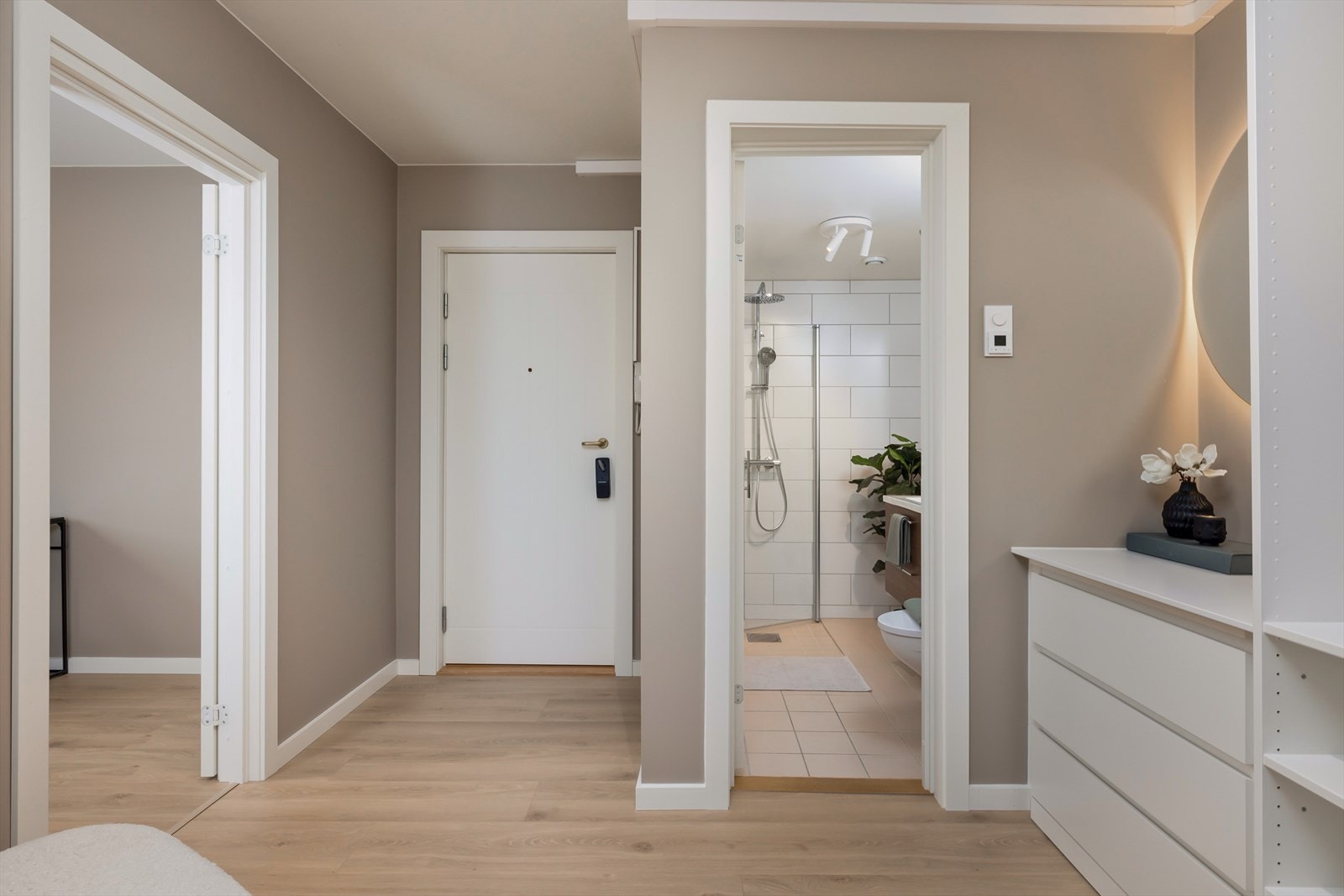 Innenfor døren blir du møtt av en innbydende entré med lyse, glatte vegger og pent laminatgulv. Galleribilde