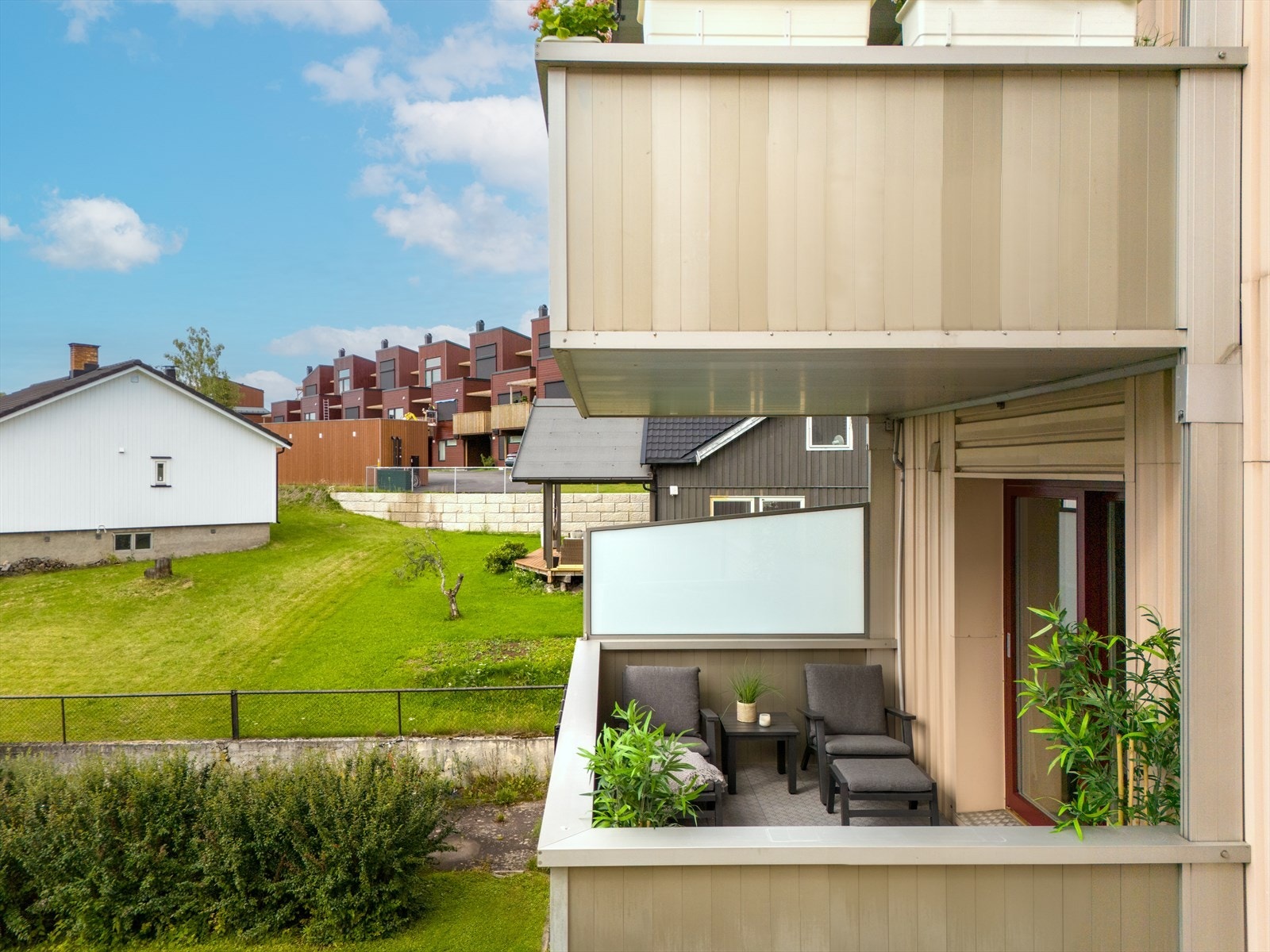 Fra stuen er det utgang til en balkong som er en flott forlengelse av stuen i sommerhalvåret. Galleribilde