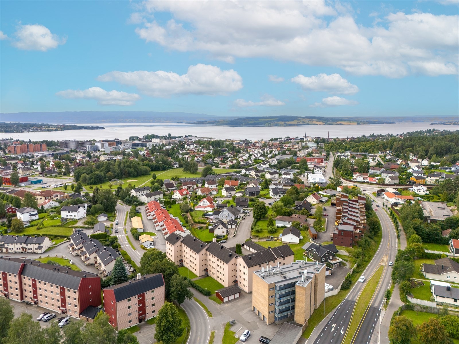 Med sentral beliggenhet og kort gangavstand til butikker, skoler, barnehage og buss, tilbyr denne leiligheten en beliggenhet med mange muligheter. Galleribilde