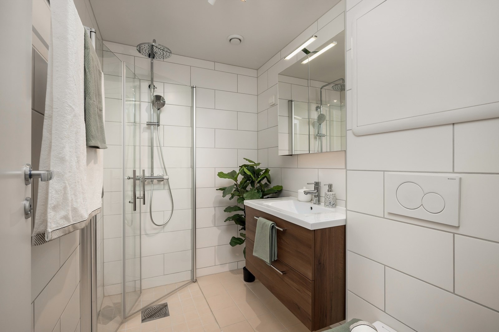Badet er fra 2016 og er moderne flislagt med behagelig gulvvarme. Galleribilde
