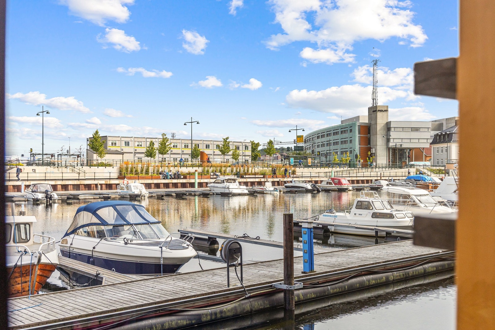 Like utenfor boligen befinner kanalen seg med brygge og båtplasser. Galleribilde