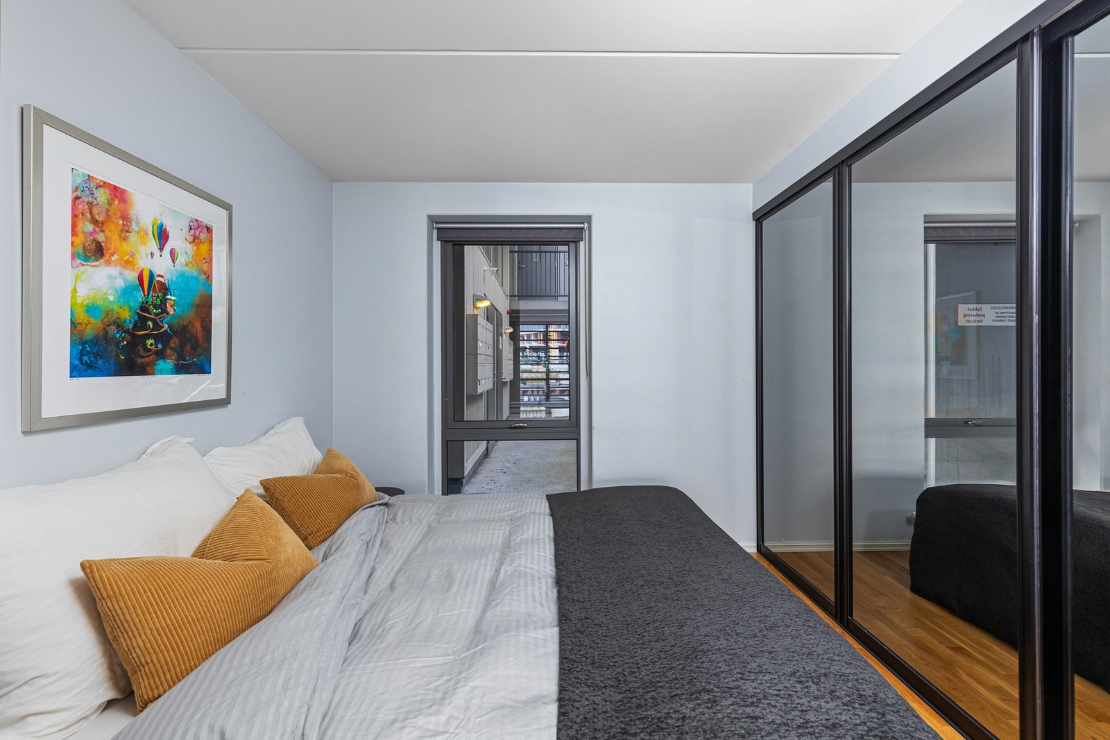 Innredet med stort garderobeskap. Galleribilde