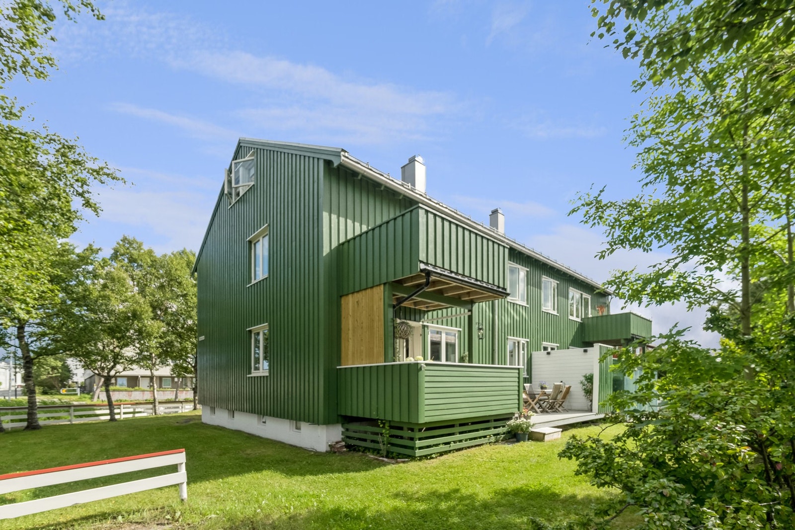 Leiligheten ligger i 1. etasje med avskjermet balkong og god tilgang til markterrasse og plen. Galleribilde