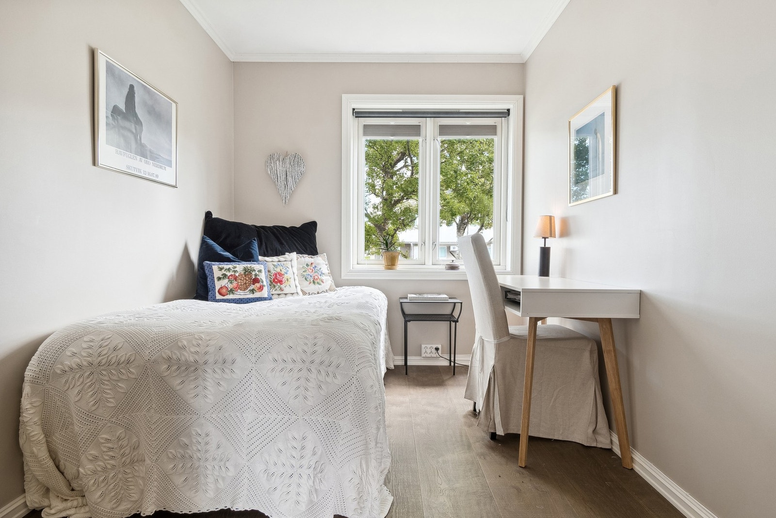 Selger har dels benyttet rommet som kontor og det er montert opp ekstra kontakter, Galleribilde