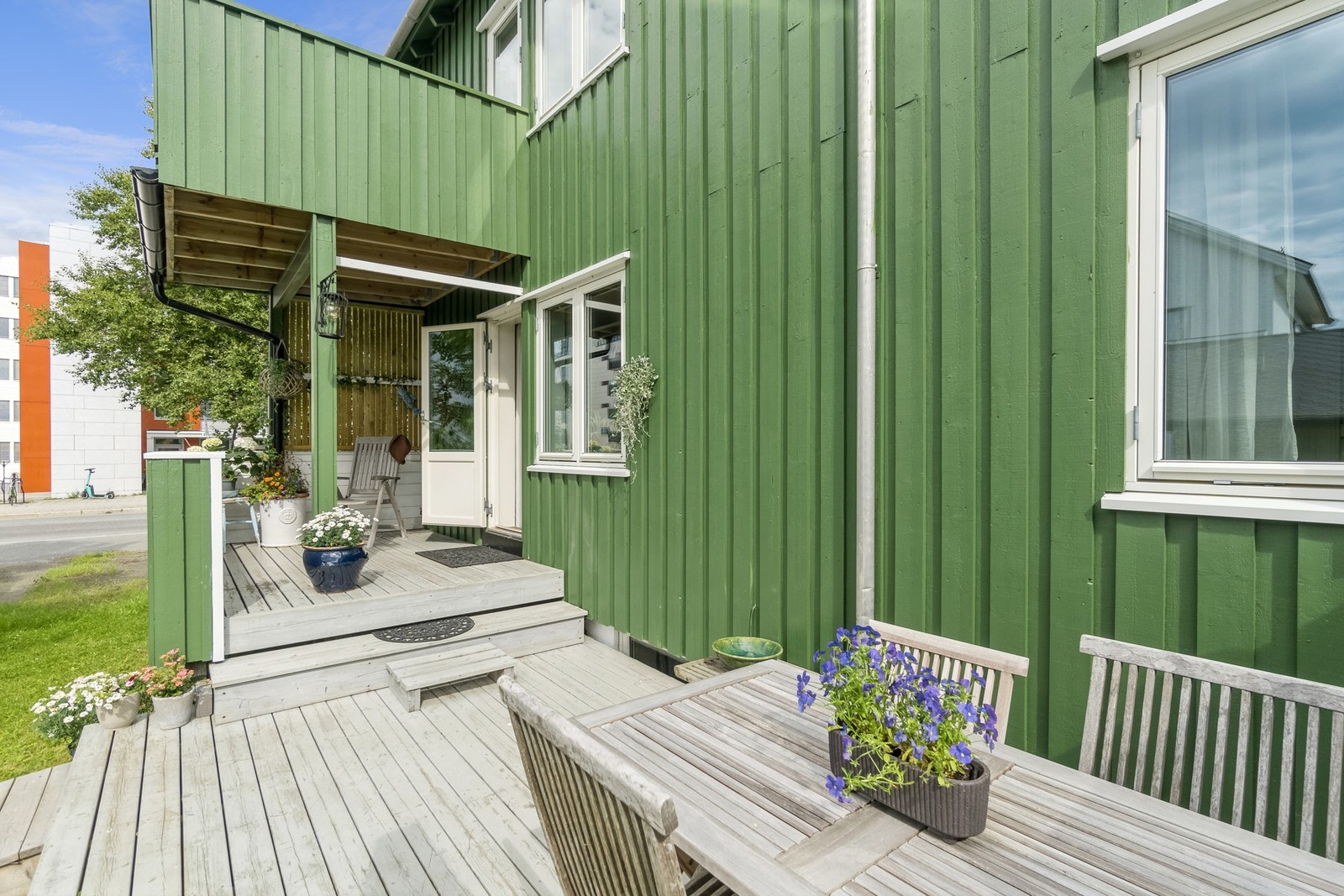 Balkong og markterrasse med utgang fra stuen. Galleribilde