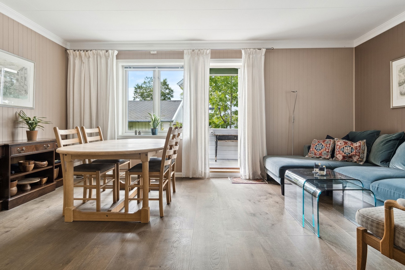 Godt med naturlig lys inn i leiligheten fra vindu mot to sider av boligen. Galleribilde