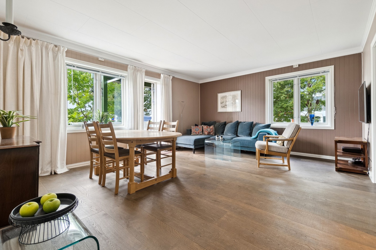 Stuen har god plass til møblering. Parkett på gulvet med gulvvarme, malte vegger og malte plater i himling. Galleribilde