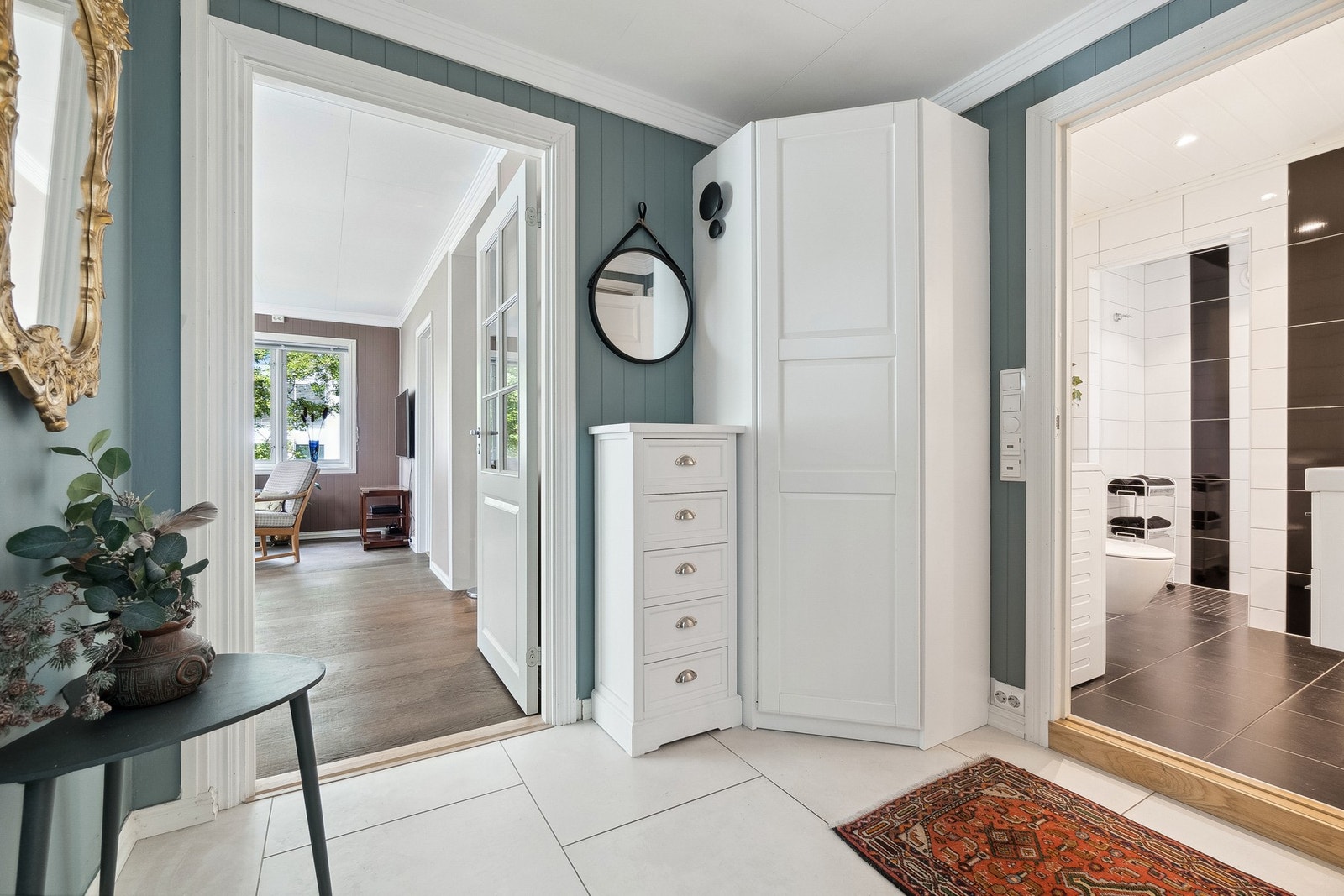 Entré med garderobeskap i hjørnet. Galleribilde
