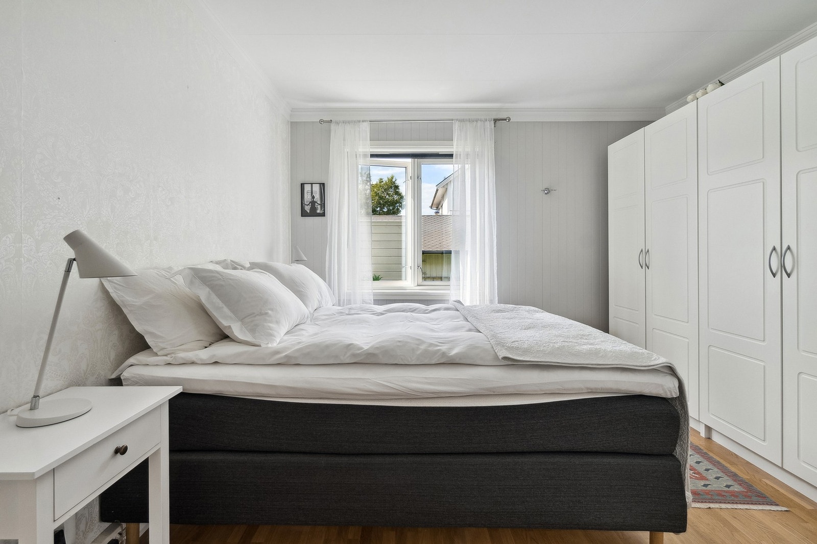 Hovedsoverom med garderobeskap med montert lys innvendig langs en vegg. God plass for dobbeltseng og tilhørende møblement. Galleribilde
