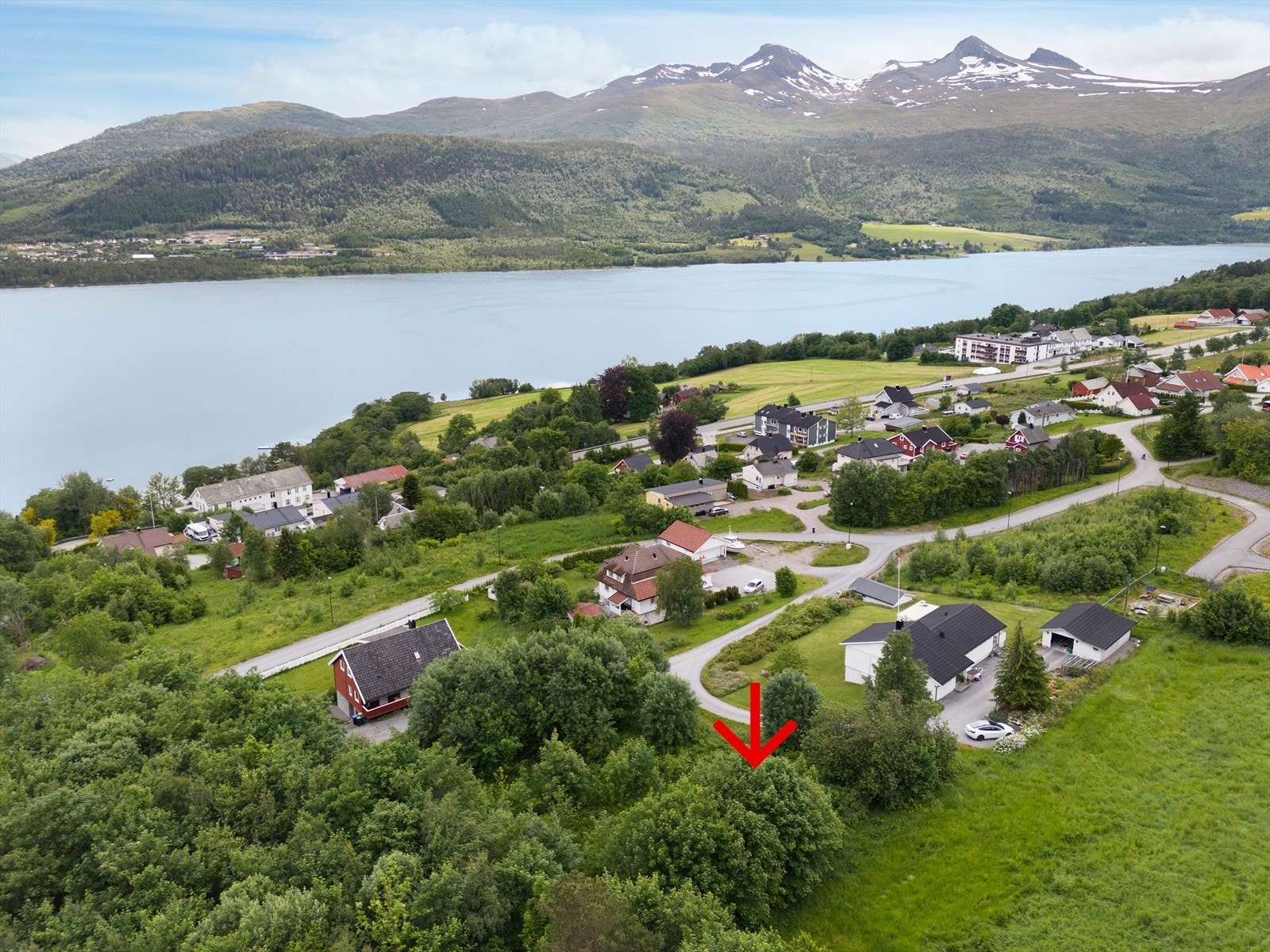 Flott beliggenhet med sydvendt orientering og nydelig utsikt. Galleribilde